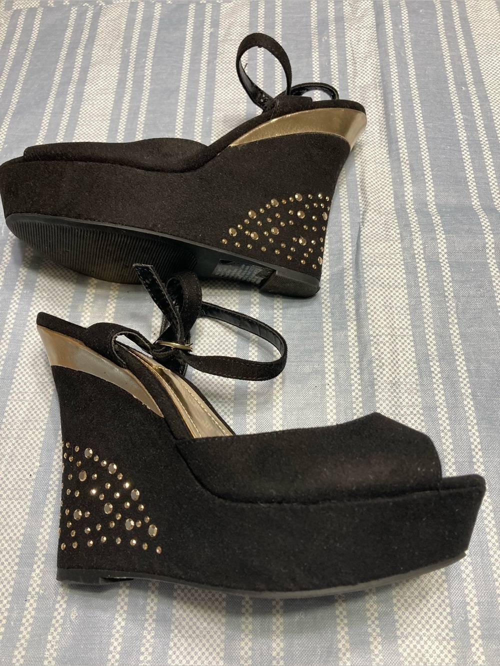 Jennifer Lopez “CANTADA” black, faux suede wedges.